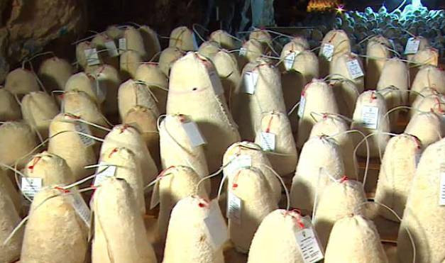 Turistler bu peynir için birbirleri ile yarışıyor. Cildi saçı ve kemiği güçlendiriyor - Resim: 5